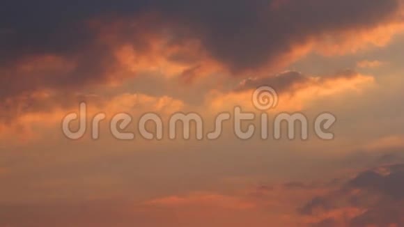 日落时分美丽的景色和五彩缤纷的云彩视频的预览图