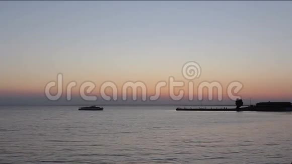 船在码头的地平线上航行视频的预览图