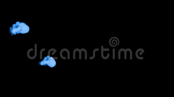 许多流动的荧光蓝墨水或烟雾隔离在黑色的缓慢运动蓝色书写墨水滴在水里使用视频的预览图