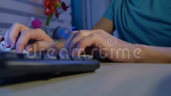 手在电脑键盘上打字近人手在室内打字键盘视频的预览图