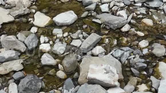 山里的小溪岩石之间清澈的溪流视频的预览图