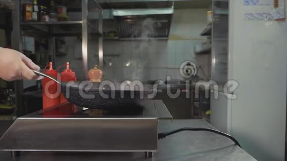 厨师在锅上煎虾特写慢动作视频的预览图