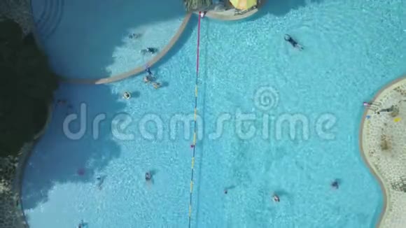 高空俯瞰游泳池的水热带度假的概念视频的预览图