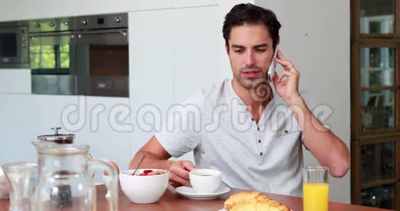 帅哥早餐时打电话视频的预览图