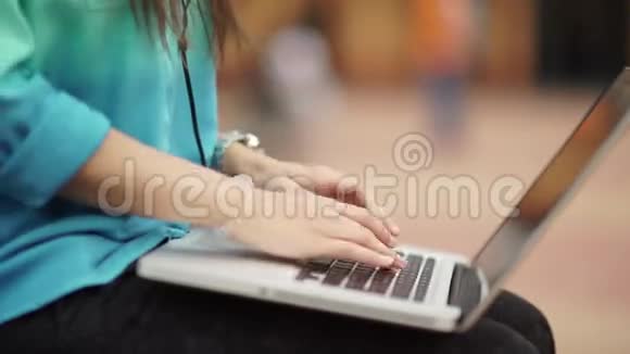 女性手在笔记本电脑键盘上打字女性手印文字视频的预览图