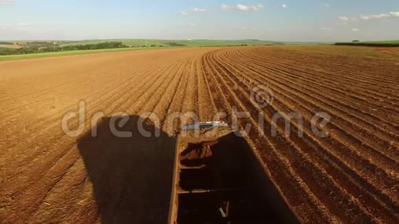从卡车的俯视图看卡车正在田间地头上行驶对田间的庄稼进行着催动视频的预览图