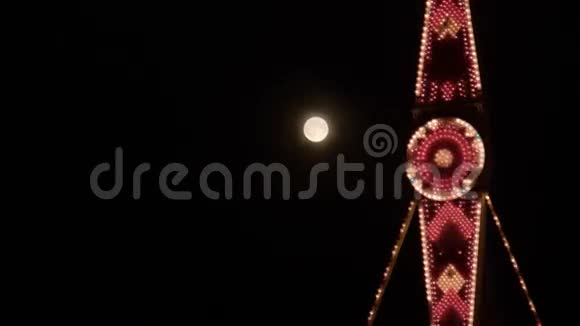 月亮在环形交叉路口移动的时间视频的预览图