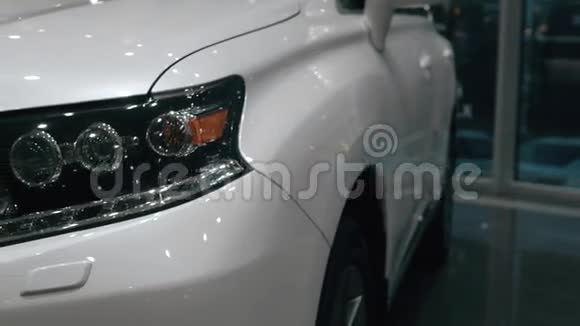 现代汽车陈列室的汽车前灯视频的预览图