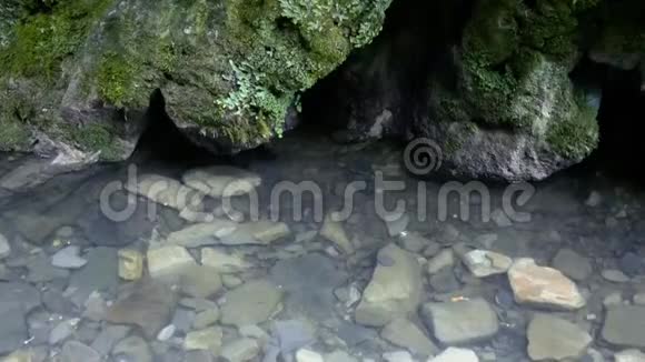 山间的小溪流岩石之间清澈的小溪视频的预览图
