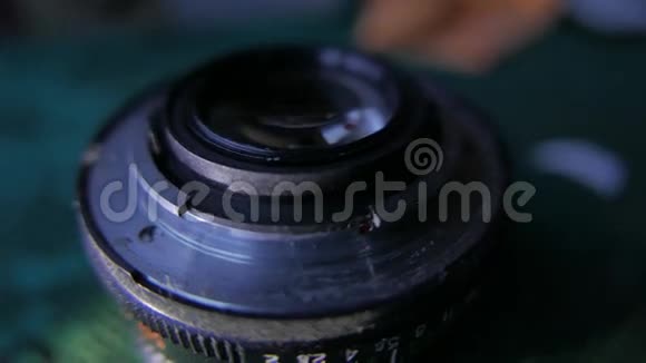 老式苏联35毫米相机和镜头4UHDK视频的预览图