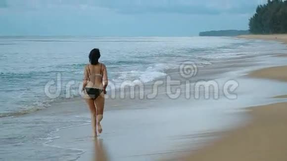 夏天在异国海滩上奔跑的快乐女人视频的预览图