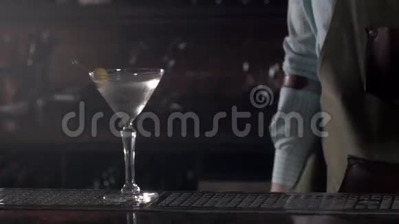 酒吧服务员准备鸡尾酒把玛格丽塔酒倒入鸡尾酒杯关于服务和饮料的概念橄榄视频的预览图