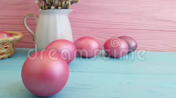 复活节彩蛋在篮子设计复古构图装饰缓慢拍摄视频的预览图