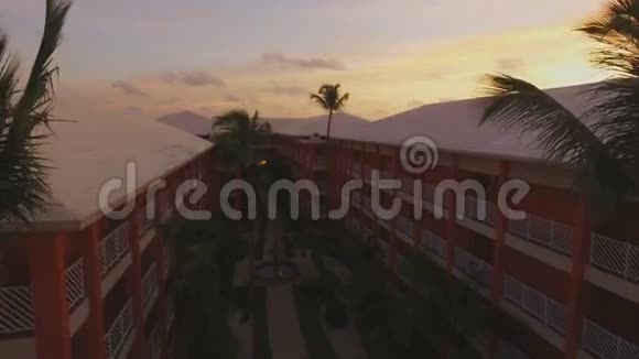 在夕阳下海岸和白色屋顶的房子视频的预览图
