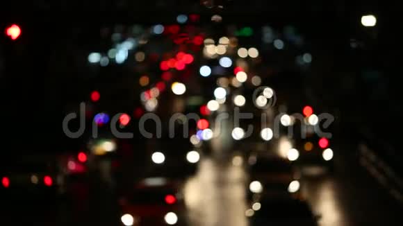 夜间城市灯光和交通混乱的城市灯和驾驶汽车曼谷视频的预览图