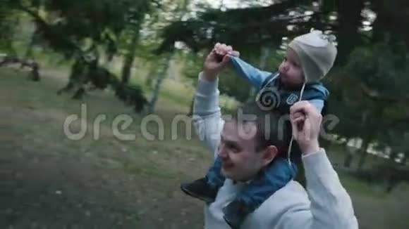 一家人在公园的特写镜头里和一个孩子玩视频的预览图