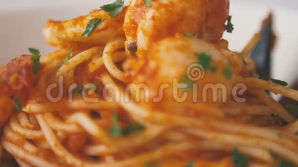 番茄酱里美味可口的意大利面视频的预览图