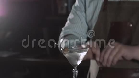 酒吧服务员准备鸡尾酒把玛格丽塔酒倒入鸡尾酒杯关于服务和饮料的概念橄榄视频的预览图