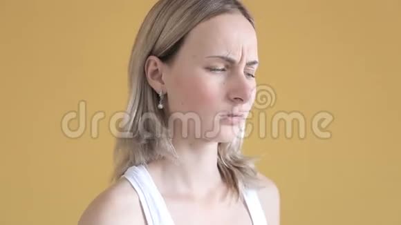 头疼的女人闭上嘴视频的预览图