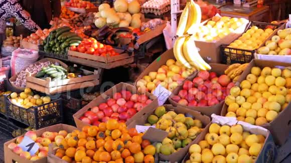 街头市场上有橘子苹果梨柿子和各种水果的陈列柜视频的预览图