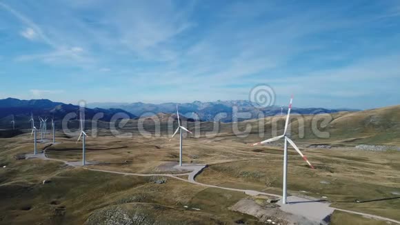 风力发电涡轮风车能源生产的空中景观绿色技术清洁和可再生能源视频的预览图