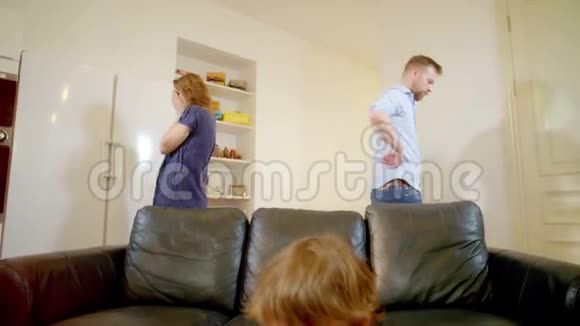当父母在家打架时小男孩试图忽视视频的预览图