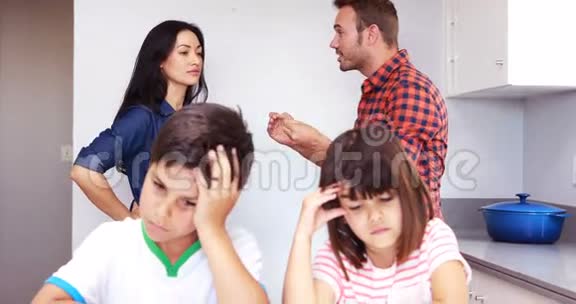一对夫妇在孩子面前争吵视频的预览图
