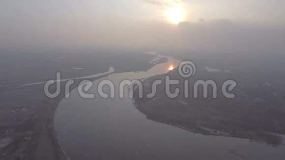 乌克兰蜿蜒河流上方日出的鸟瞰图视频的预览图