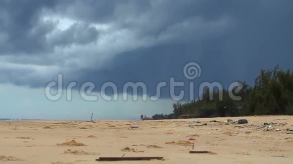 阴天暴风雨后肮脏的沙滩视频的预览图