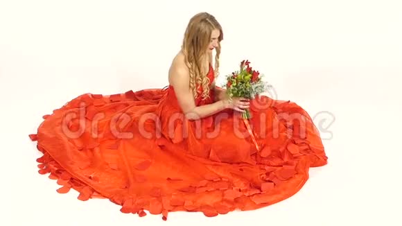 穿着漂亮红裙子的漂亮年轻女人坐着视频的预览图