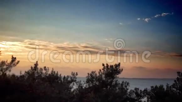 美丽的日落时间在海洋之上视频的预览图