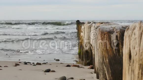 波罗的海防波堤上的海浪视频的预览图