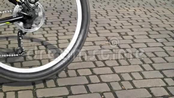旋转自行车车轮关闭视频的预览图