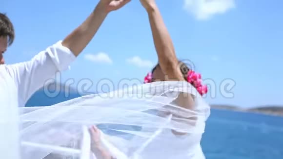 结婚舞会新婚夫妇正在水边跳舞视频的预览图