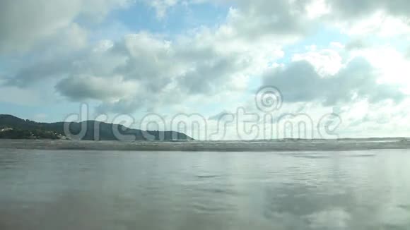 美丽的云和海的波浪带黄沙的热带海滩视频的预览图