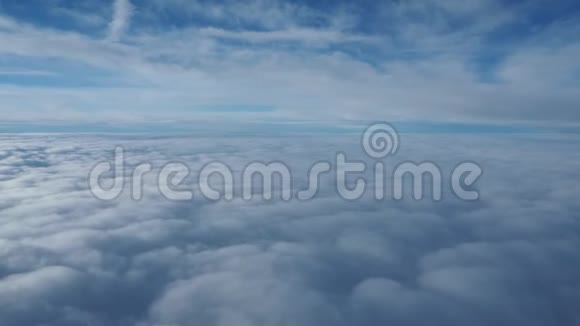 从飞机窗口到蓝天中的云海的景观视频的预览图