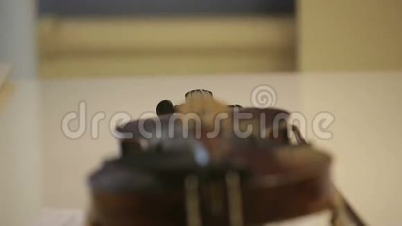 旧小提琴在音符书上视频的预览图
