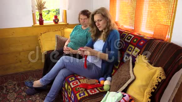 奶奶和孙女选择线色编织婴儿袜视频的预览图