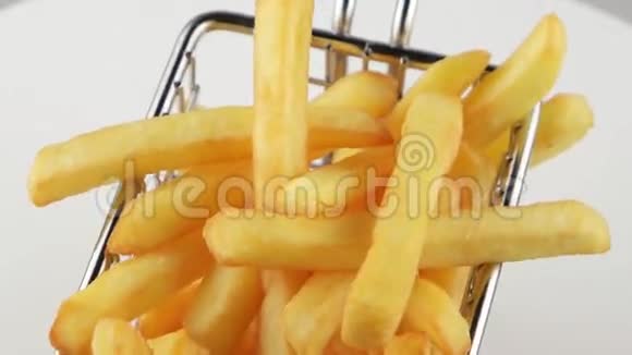 炸薯条放在一个小铁煎篮里视频的预览图