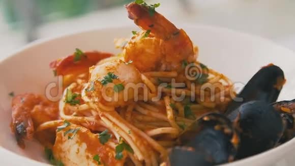 盘上美味可口的意大利面视频的预览图