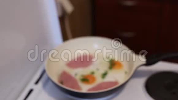 煎锅里煎鸡蛋视频的预览图