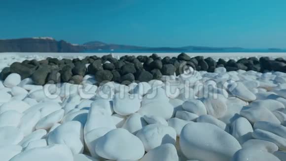 在地中海岛上展示典型的白色和黑色弹珠视频的预览图