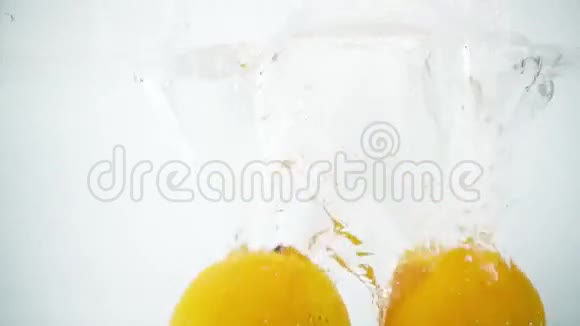 两条橘子在超慢运动中被溅入水中视频的预览图