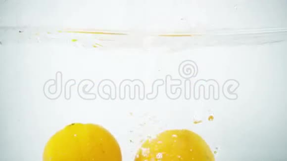 两条橘子在缓慢运动中被分解成水视频的预览图