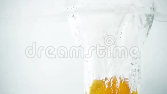 橘色在超慢运动中浸入水中视频的预览图