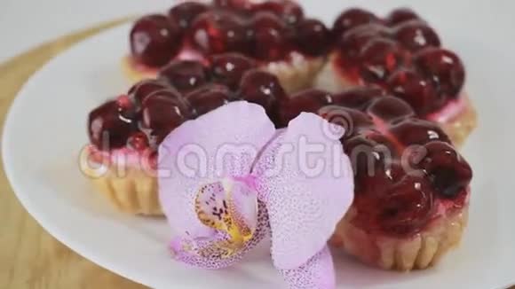 樱桃甜点在白色盘子上旋转视频的预览图