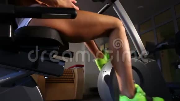 女性在健身房里骑自行车视频的预览图