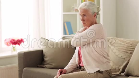 家中颈部疼痛的老年妇女视频的预览图