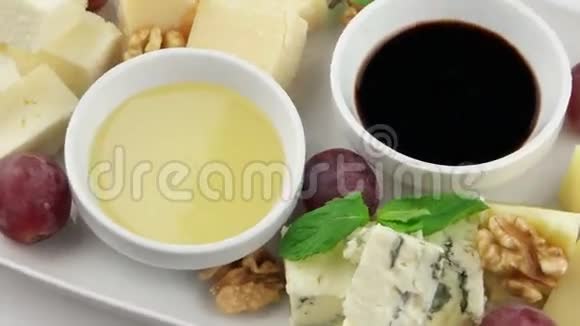 白色长盘上不同类型的奶酪视频的预览图