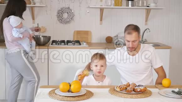 快乐的一家人吃早餐视频的预览图